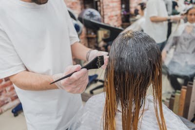 Démaquillant pour cheveux : l'allié doux pour votre couleur